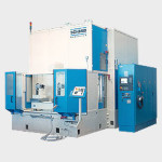 Blå och vit industriell CNC-maskin med kontrollpanel, säkerhetsdörrar och diverse knappar, mot en enkel ljus bakgrund.