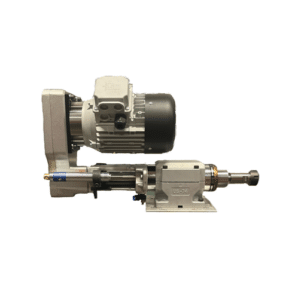Elektrisk motor kopplad till en växellåda och en horisontell pumpenhet, monterad på en basplatta mot vit bakgrund.